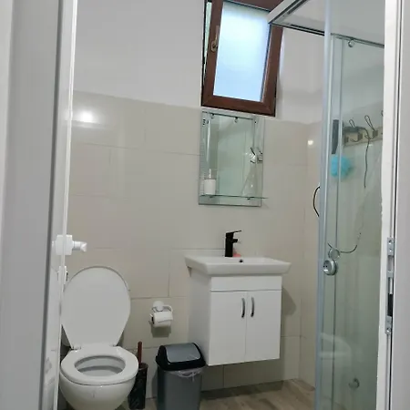 לינה וארוחת בוקר Stomici Nderlysaj