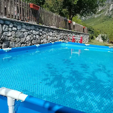 לינה וארוחת בוקר Stomici 3*